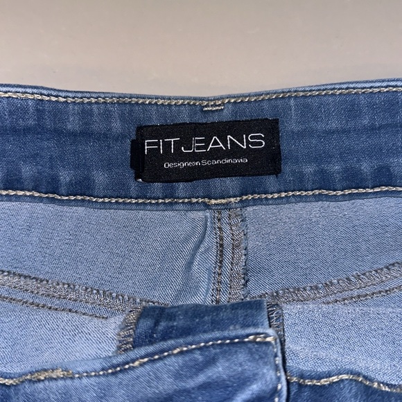 Fit Jeans - Picture 2 of 3